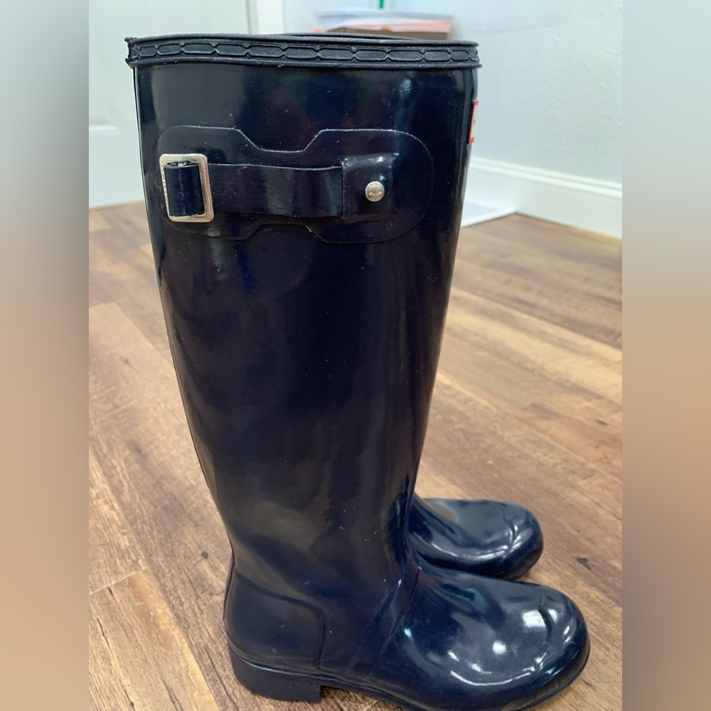 Tall, gloss Hunter boots, navy blue